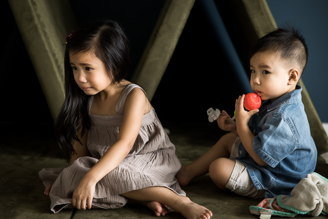 A teary eyed big sister - Edmonton family photos by Paper Bunny Studios
