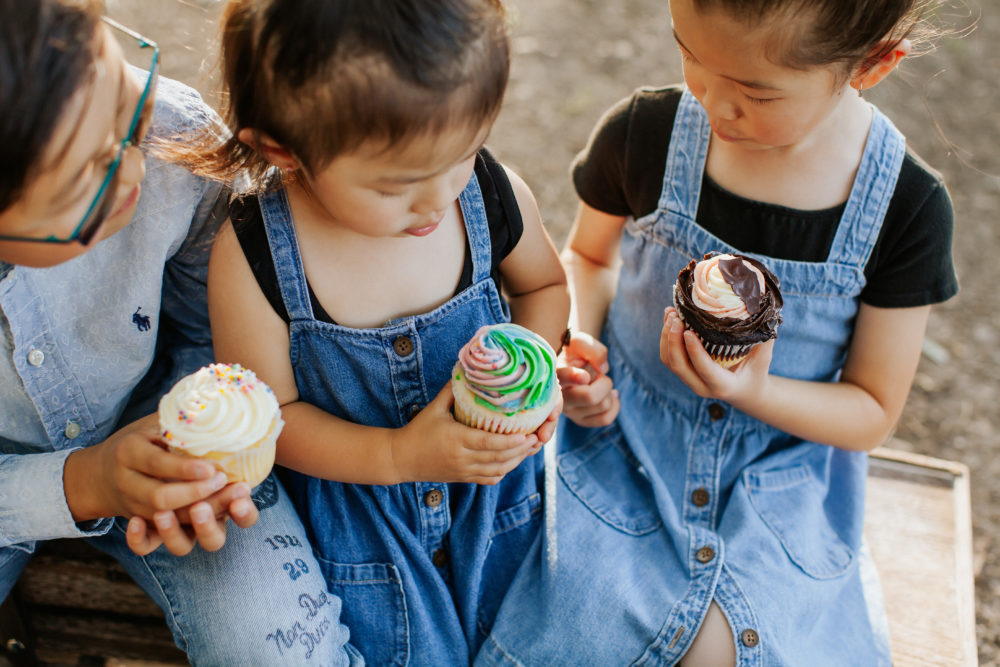 Sweet treats like cupcakes help kids enjoy their family photo session