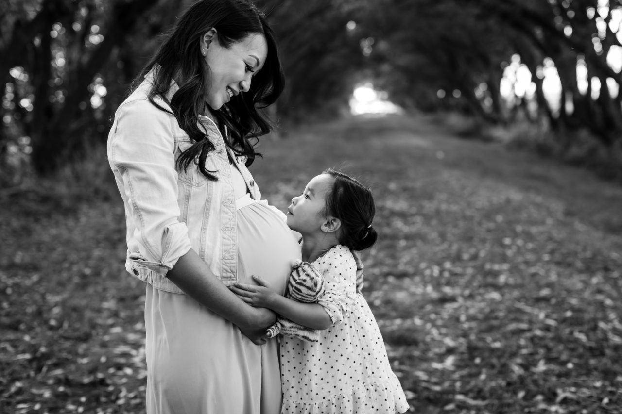 Edmonton maternity photography of pregnant mom with soon to be older sibling