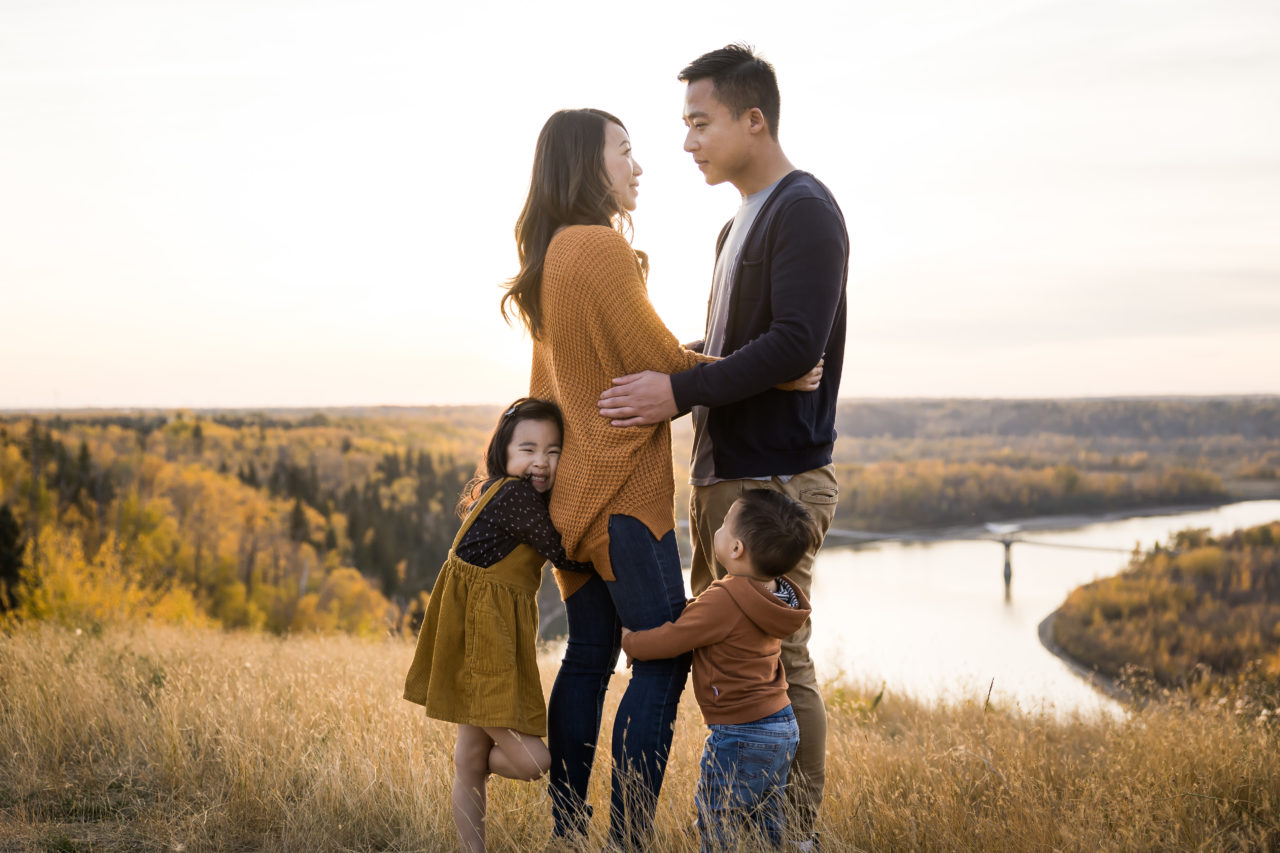 Outdoor family portraits in Edmonton's River Valley by Paper bunny Studios