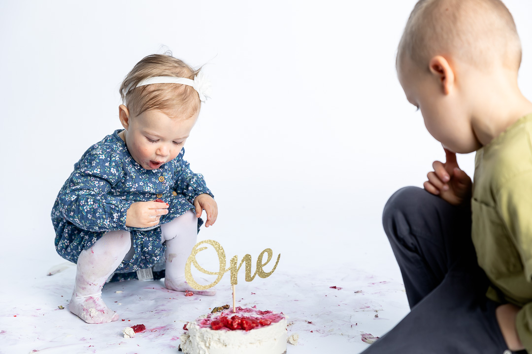 Sibling help for first birthday cake smash in Edmonton by Paper Bunny Studios