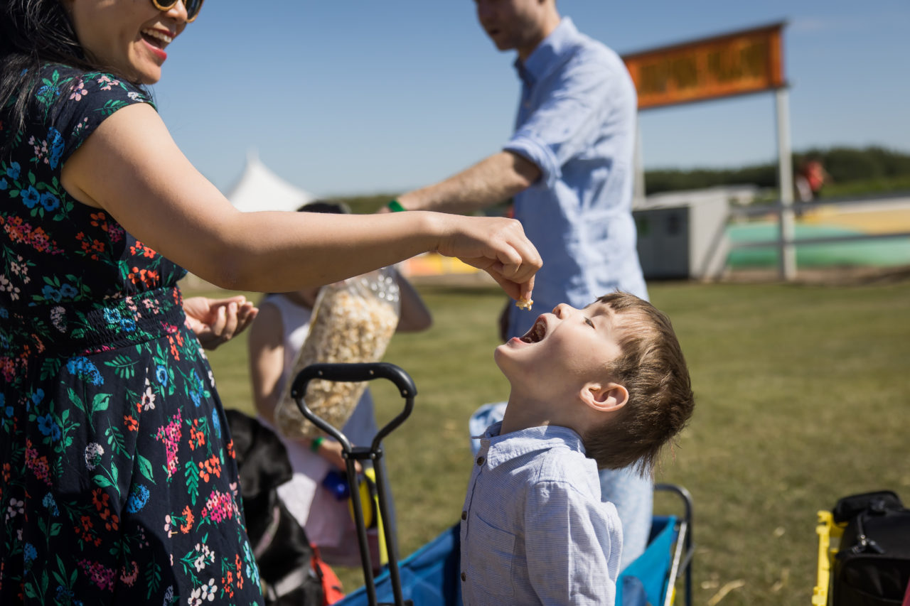 Edmonton corn maze family photography by Paper Bunny Studios - silly popcorn eating